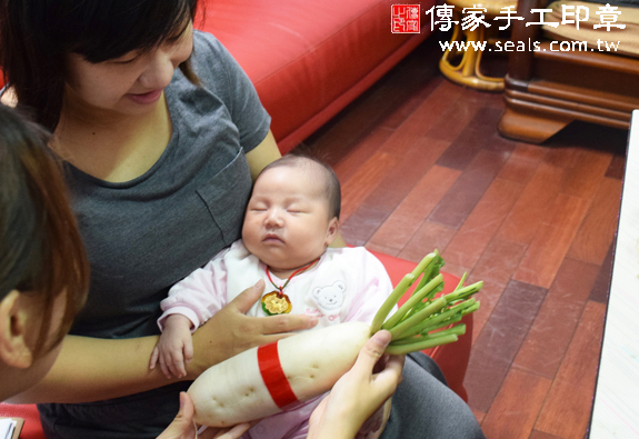 吳寶寶(台中北屯區到府嬰兒寶寶滿月剃頭理髮、免費到府嬰兒剃胎毛儀式吉祥話)。到府剃頭剃胎毛主持、專業拍照、DVD光碟、證書。★購買「臍帶章、肚臍章、胎毛筆刷印章」贈送：剃頭、收涎、抓周，三選一。2015.12.06 照片12